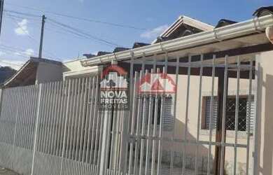 Imagem: A casa possui 4 Dormitórios, 3 Banheiros, 4 Vagas na garagem