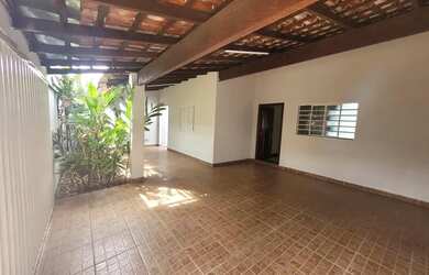 Imagem: A casa possui 3 Dormitórios, 1 Banheiro, 2 Vagas na garagem