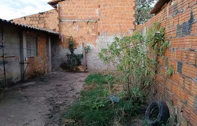 Imagem: A casa possui 2 Dormitórios, 1 Banheiro, 2 Vagas na garagem