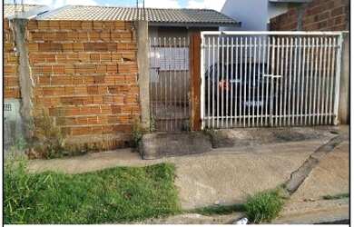 Imagem: A casa possui 2 Dormitórios, 1 Banheiro, 2 Vagas na garagem