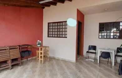 Imagem: A casa possui 2 Dormitórios, 1 Banheiro, 1 Vaga na garagem