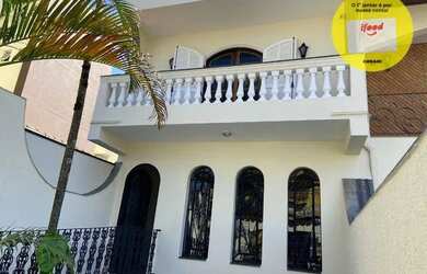 Imagem: A casa possui 3 Dormitórios, 3 Banheiros, 3 Vagas na garagem