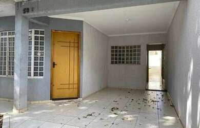 Imagem: A casa possui 3 Dormitórios, 3 Banheiros, 2 Vagas na garagem