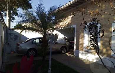 Imagem: A casa possui 3 Dormitórios, 3 Banheiros, 3 Vagas na garagem