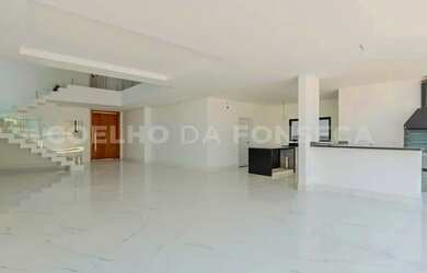 Imagem: A casa em condomínio possui 4 Dormitórios, 5 Banheiros, 2