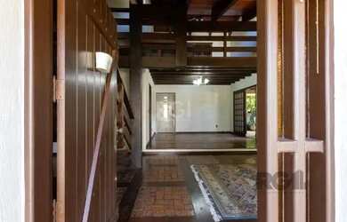 Imagem: A casa possui 4 Dormitórios, 3 Banheiros, 4 Vagas na garagem