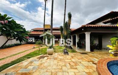 Imagem: A casa possui 4 Dormitórios, 3 Banheiros, 4 Vagas na garagem