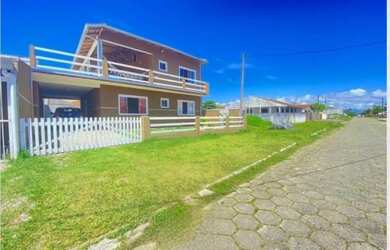 Imagem: A casa possui 4 Dormitórios, 3 Banheiros, 5 Vagas na garagem