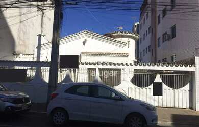 Imagem: A casa possui 3 Dormitórios, 1 Banheiro, 2 Vagas na garagem