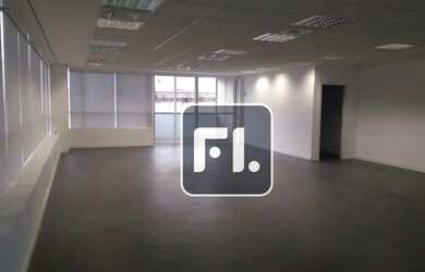 Imagem: O depósito possui 5 Vagas na garagem e 195m² de Área e está