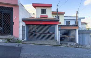 Imagem: A casa possui 3 Dormitórios, 3 Banheiros, 2 Vagas na garagem