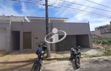 Imagem: A casa possui 3 Dormitórios, 3 Banheiros, 1 Vaga na garagem
