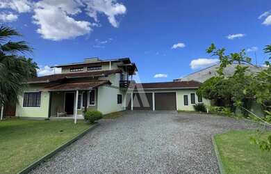 Imagem: A casa possui 3 Dormitórios, 3 Banheiros, 2 Vagas na garagem