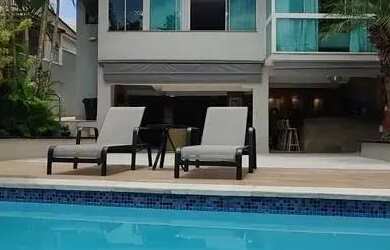 Imagem: A casa possui 3 Dormitórios, 5 Banheiros, 2 Vagas na garagem