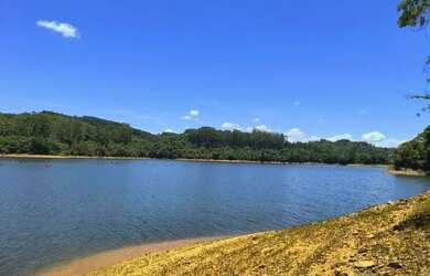 Imagem: A chácara possui 4.500m² de Área, Imóvel novo e está localizado