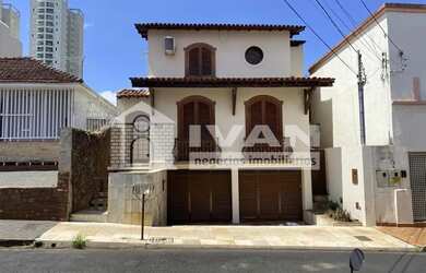 Imagem: A casa possui 4 Dormitórios, 5 Banheiros, 2 Vagas na garagem