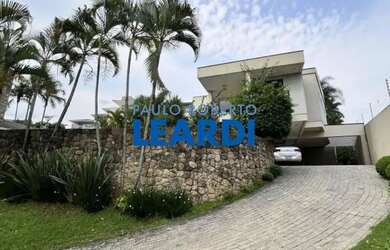 Imagem: A casa em condomínio possui 5 Dormitórios, 5 Banheiros, 5