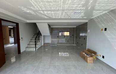 Imagem: A casa possui 3 Dormitórios, 1 Banheiro, 1 Vaga na garagem