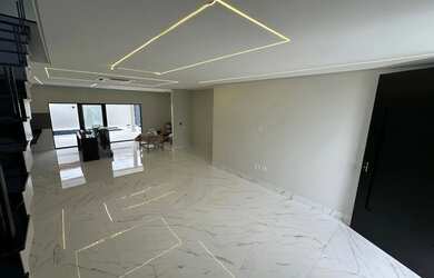 Imagem: A casa em condomínio à venda possui 4 Dormitórios, 5 Banheiros