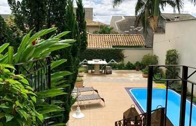 Imagem: A casa possui 3 Dormitórios, 3 Banheiros, 4 Vagas na garagem