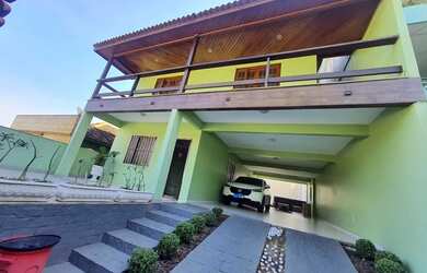 Imagem: A casa possui 3 Dormitórios, 4 Banheiros, 5 Vagas na garagem