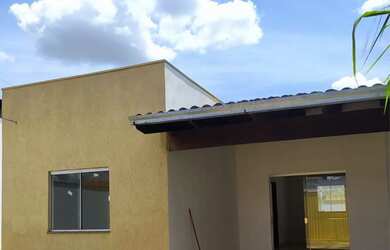 Imagem: A casa possui 3 Dormitórios, 2 Banheiros, 1 Vaga na garagem