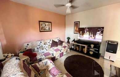 Imagem: A casa possui 2 Dormitórios, 1 Banheiro, 1 Vaga na garagem