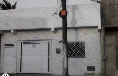 Imagem: A casa possui 2 Dormitórios, 1 Banheiro, 1 Vaga na garagem