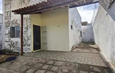 Imagem: A casa possui 2 Dormitórios, 2 Banheiros, 2 Vagas na garagem