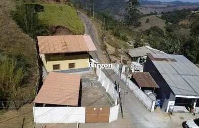 Imagem: A casa possui 2 Dormitórios, 2 Banheiros, 5 Vagas na garagem