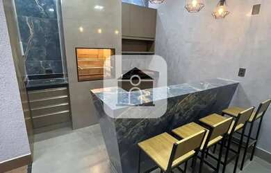 Imagem: A casa possui 2 Dormitórios, 3 Banheiros, 2 Vagas na garagem