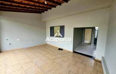 Imagem: A casa possui 3 Dormitórios, 1 Banheiro, 1 Vaga na garagem