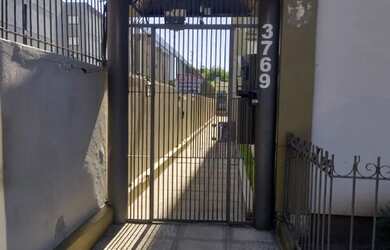 Imagem: O apartamento possui 3 Dormitórios, 1 Banheiro, 1 Vaga na garagem