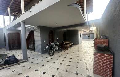 Imagem: A casa possui 5 Dormitórios, 3 Banheiros, 5 Vagas na garagem