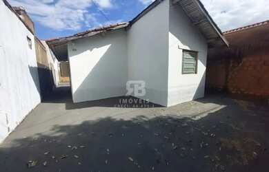 Imagem: A casa possui 2 Dormitórios, 1 Banheiro, 1 Vaga na garagem