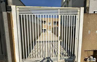 Imagem: A casa possui 2 Dormitórios, 1 Banheiro, 2 Vagas na garagem