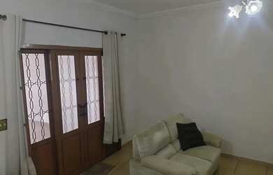 Imagem: A casa possui 3 Dormitórios, 3 Banheiros, 2 Vagas na garagem