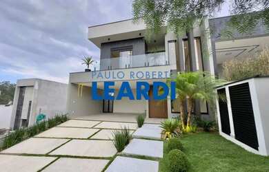 Imagem: A casa em condomínio possui 4 Dormitórios, 5 Banheiros, 2