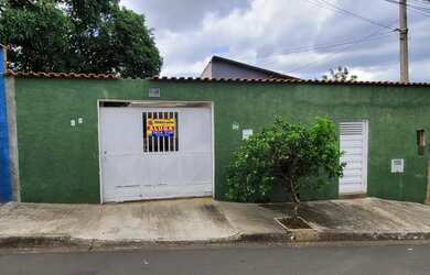 Imagem: A casa possui 3 Dormitórios, 1 Banheiro, 3 Vagas na garagem