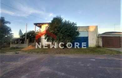 Imagem: A casa possui 3 Dormitórios, 2 Banheiros, 2 Vagas na garagem