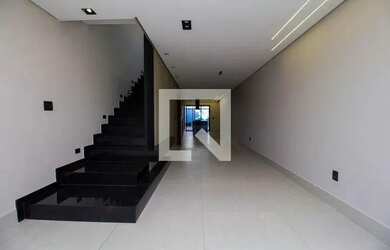 Imagem: A casa possui 3 Dormitórios, 3 Banheiros, 3 Vagas na garagem