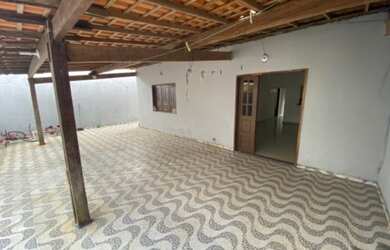 Imagem: A casa possui 3 Dormitórios, 2 Banheiros, 3 Vagas na garagem