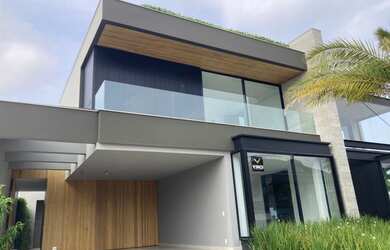 Imagem: A casa em condomínio possui 5 Dormitórios, 5 Banheiros, 4