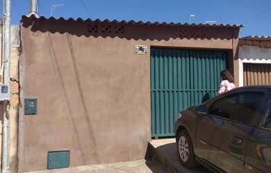 Imagem: A casa possui 2 Dormitórios, 1 Banheiro, 1 Vaga na garagem