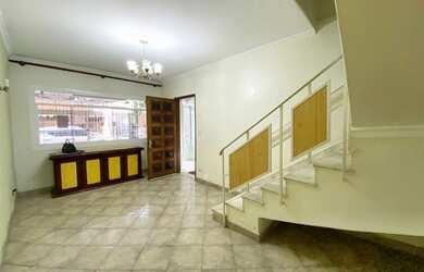 Imagem: A casa possui 3 Dormitórios, 2 Banheiros, 2 Vagas na garagem