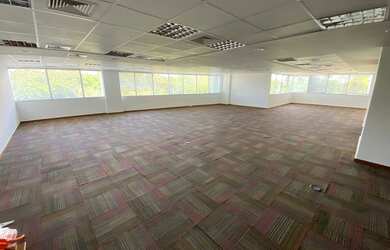 Imagem: O depósito possui 5 Vagas na garagem, 434m² de Área e está