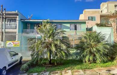 Imagem: A casa possui 3 Dormitórios, 1 Banheiro, 2 Vagas na garagem