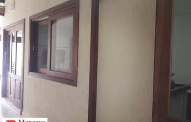 Imagem: A casa possui 2 Dormitórios, 1 Banheiro, 2 Vagas na garagem