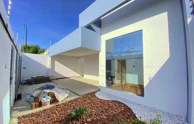 Imagem: A casa possui 3 Dormitórios, 3 Banheiros, 2 Vagas na garagem