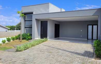 Imagem: A casa em condomínio possui 3 Dormitórios, 2 Banheiros, 2